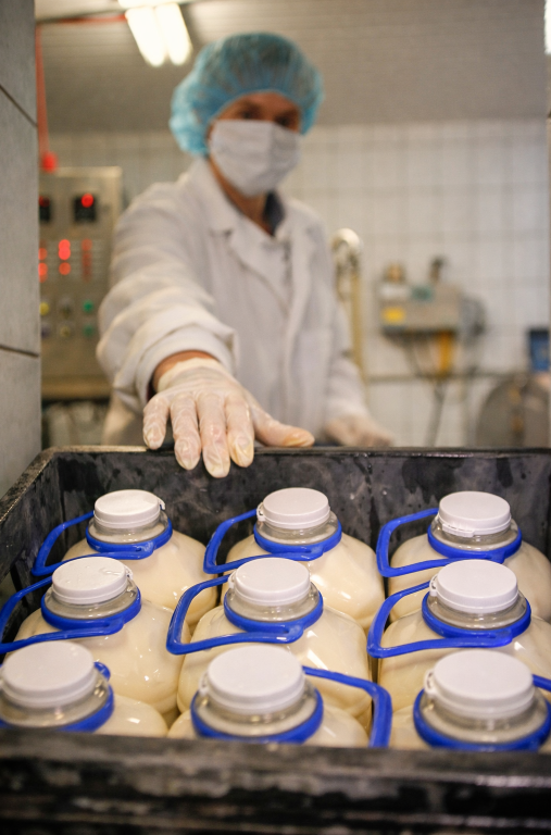 Abgefüllte 2-Liter Milchflaschen in einer Transportbox