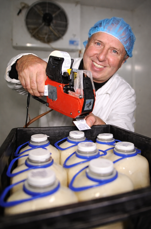 Ettikettierung der Milchflaschen in Transportbox